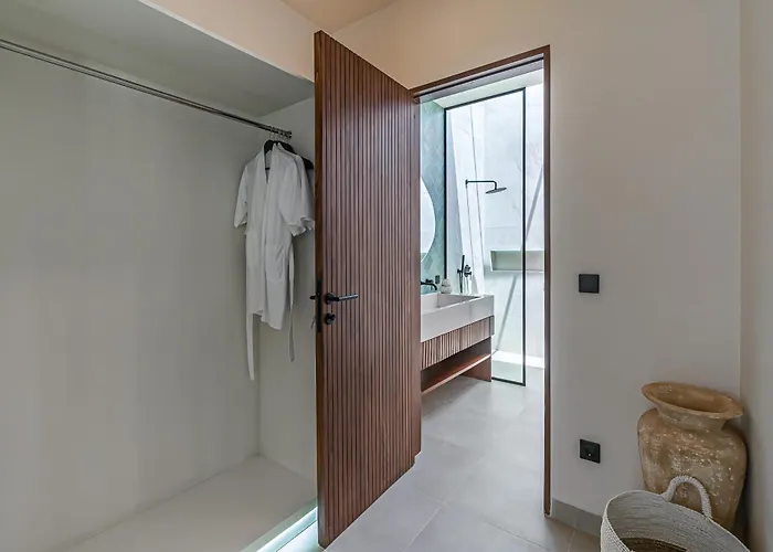 Larente - Elegant 2br Pool Retreat In Heart Of Bingin